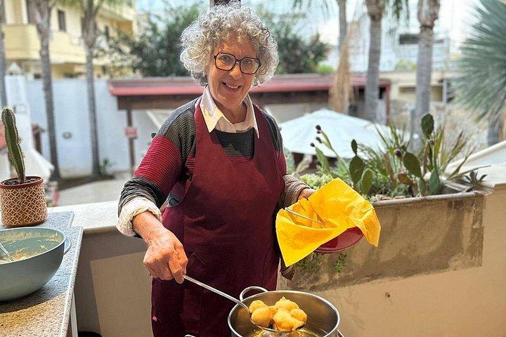 古い小屋の庭で家族と一緒に料理教室