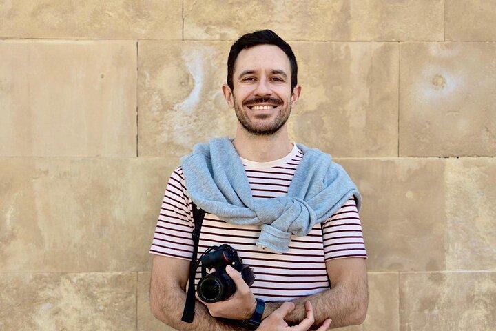Explore Madrid by bike taking photos with Benja