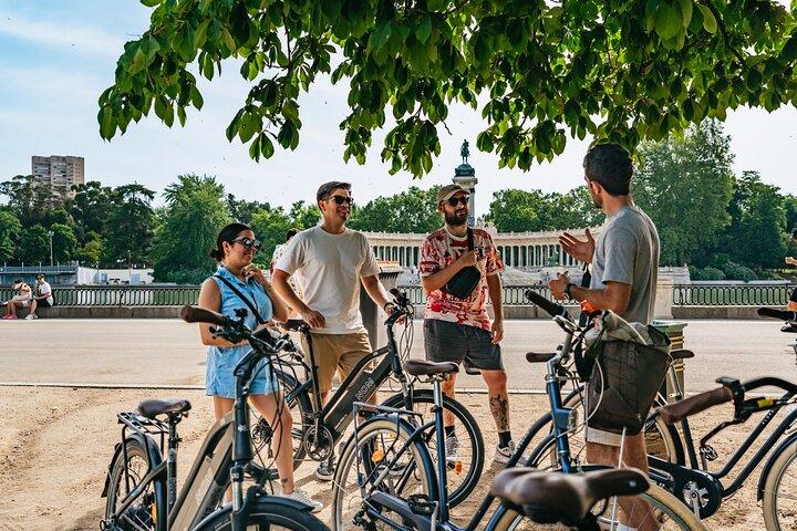 Explore Madrid by bike taking photos with Benja