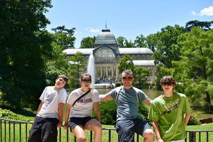 Explore Madrid by bike taking photos with Benja