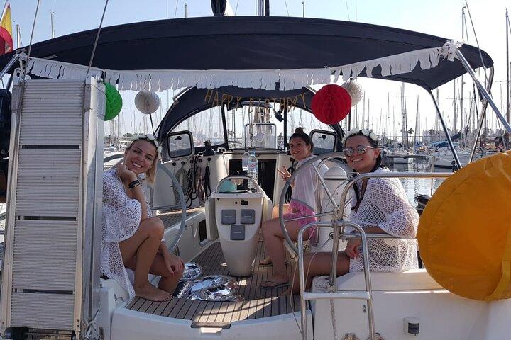 Nadar e desfrutar - passeio de barco na cidade de Barcelona com Cava e bebidas