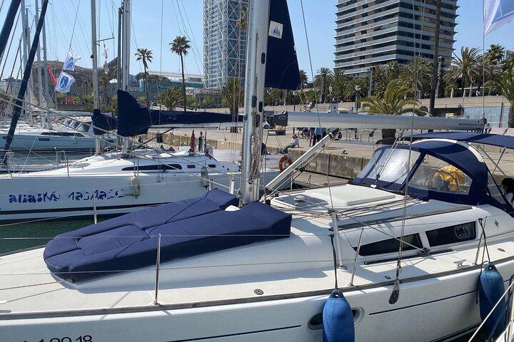 Nadar e desfrutar - passeio de barco na cidade de Barcelona com Cava e bebidas