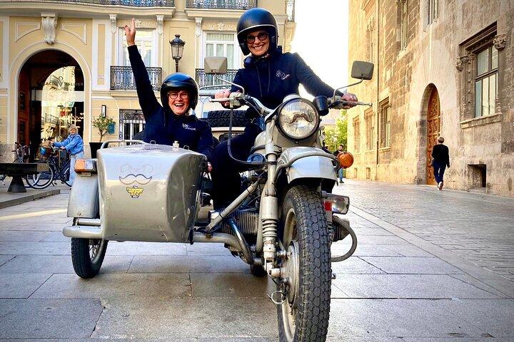 Esperienza privata in sidecar vintage a Valencia con una Guida locale