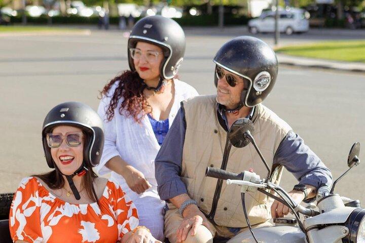 Esperienza privata in sidecar vintage a Valencia con una Guida locale