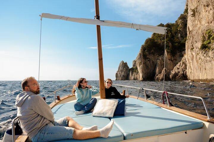 Capri med privat båt – Dolda grottor och badstopp