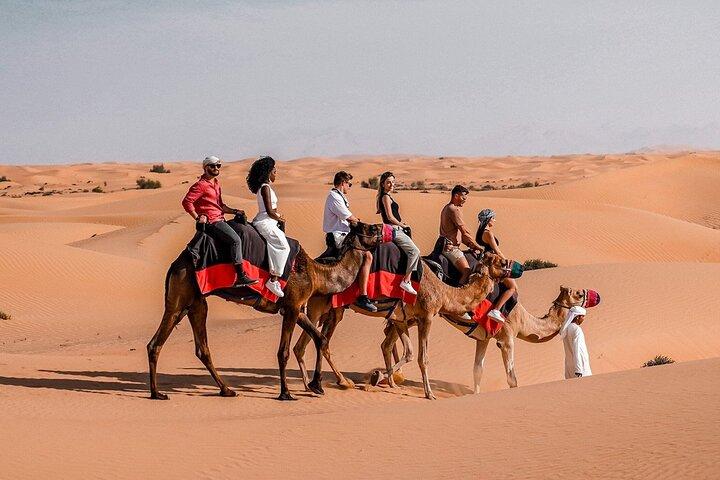 Dubai : VIP Wüstensafari mit Pick & Drop, Kamelritt, Abendessen & Show