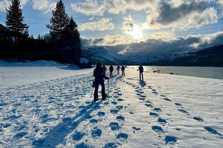 Lake Tahoe: Sunset Snowshoe Trek med varme drikkevarer og snacks