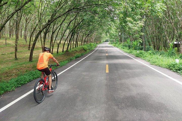 プーケットからサイクリングするタイムアンの絶景滝と湖