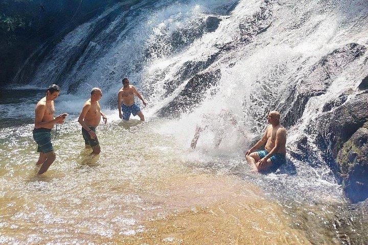 プーケットからサイクリングするタイムアンの絶景滝と湖