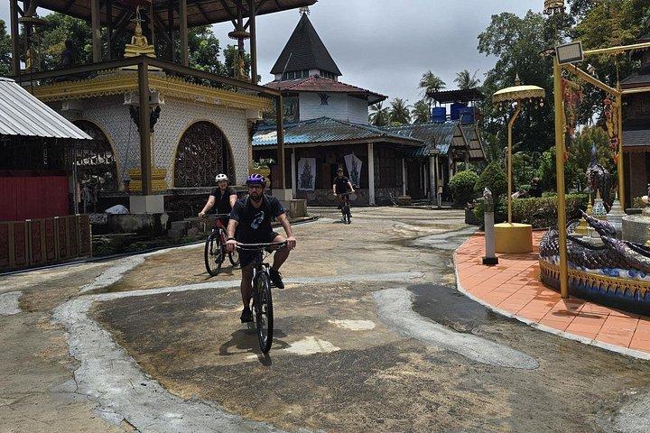 プーケットからサイクリングするタイムアンの絶景滝と湖