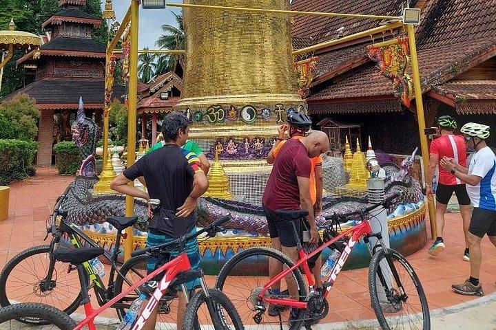 プーケットからサイクリングするタイムアンの絶景滝と湖