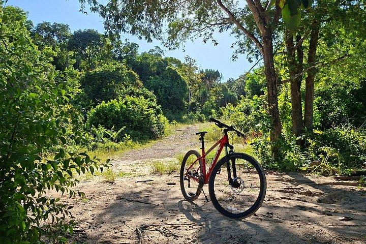 プーケットからサイクリングするタイムアンの絶景滝と湖