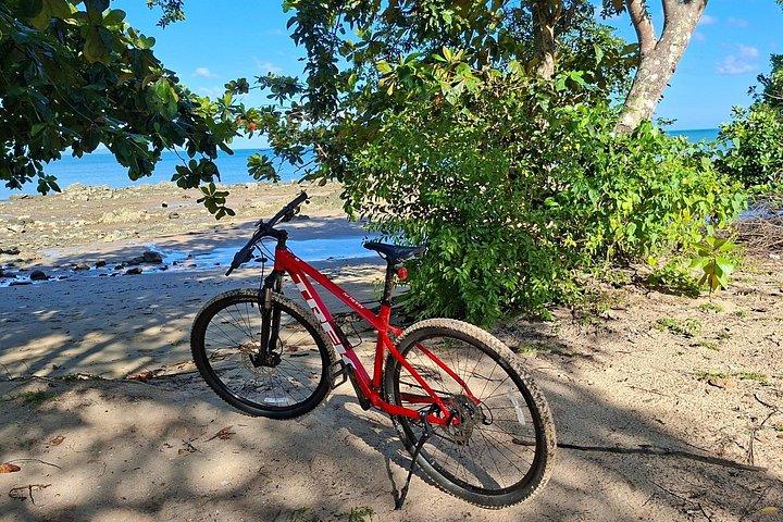 プーケットからサイクリングするタイムアンの絶景滝と湖