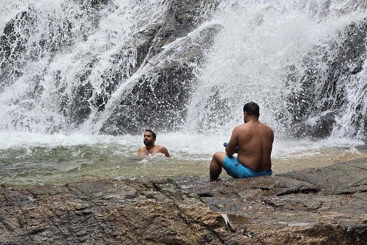 プーケットからサイクリングするタイムアンの絶景滝と湖