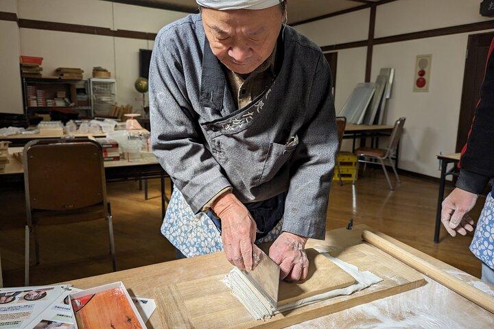 Fabrication de soba faits à la main et déjeuner au wasabi frais