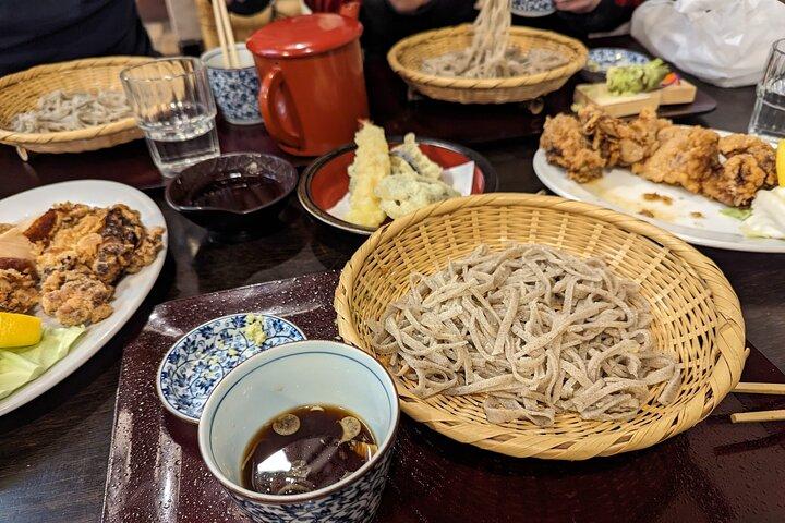 Fabricação artesanal de soba e almoço com wasabi fresco