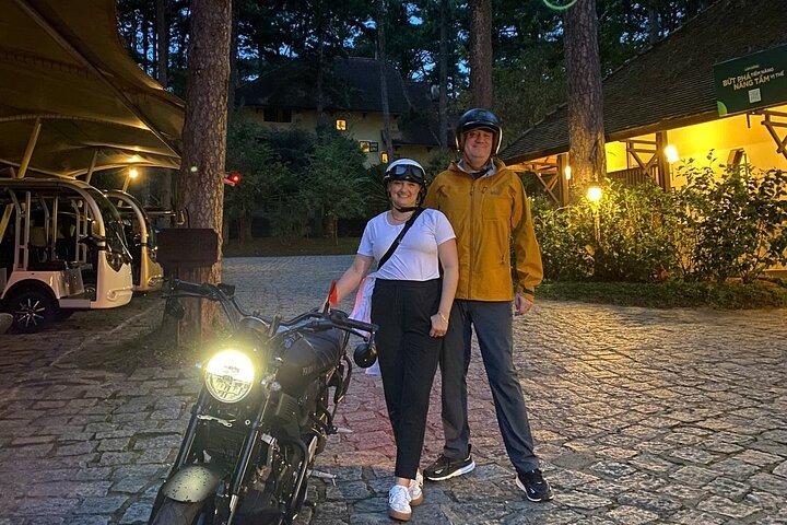 DA Lat Night Local Food & Sightseeing Tour mit dem Roller