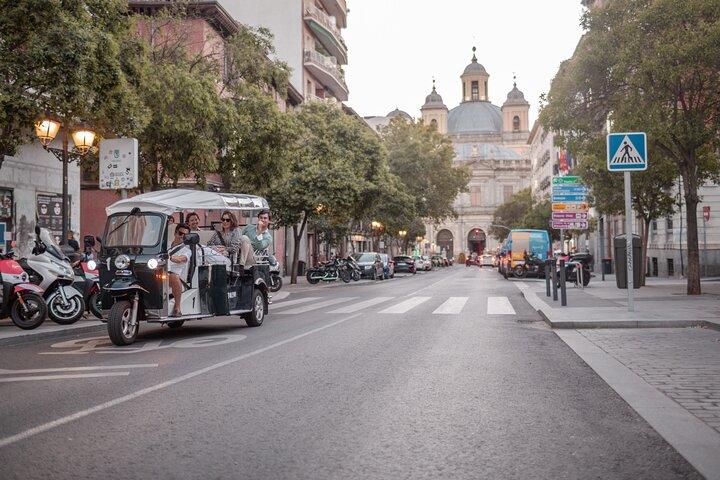 Historische Tour durch Madrid in einem privaten Öko-Tuk-Tuk mit lokalem Reiseführer