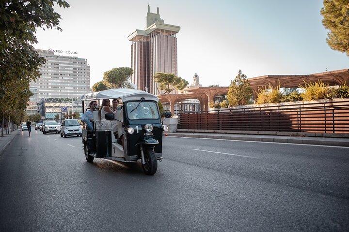 Professionelle Stadtrundfahrt durch Madrid in einem privaten Öko-Tuk-Tuk mit lokalem Reiseleiter