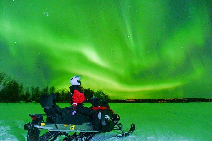 Recherche d'Aurora avec la motoneige