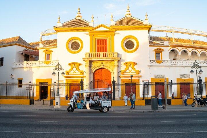 Tour Exprés de Sevilla en Eco Tuk Tuk Privado con Guía Local