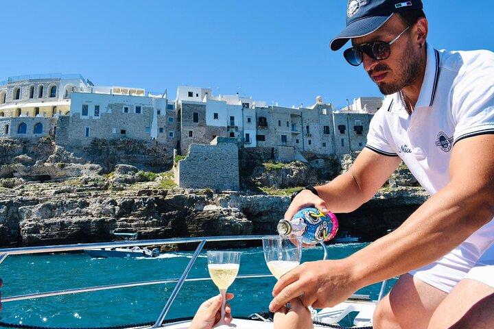 Tour in Barca della Costa di Polignano a Mare con Aperitivo