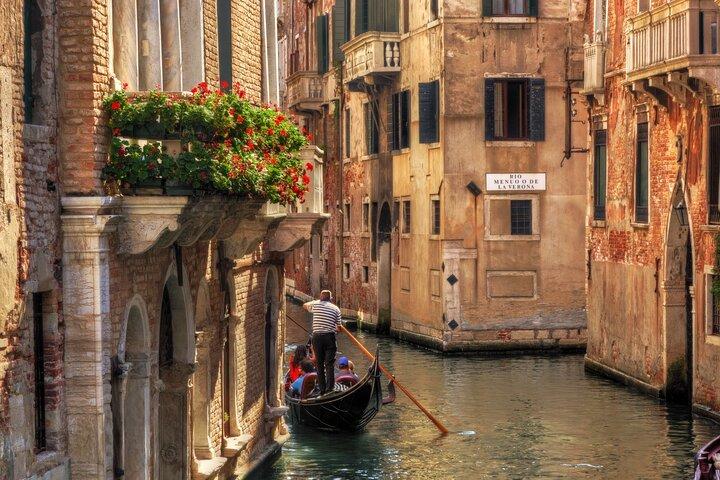 Romantic EN Gondola Tour in Venice - EN French Guide