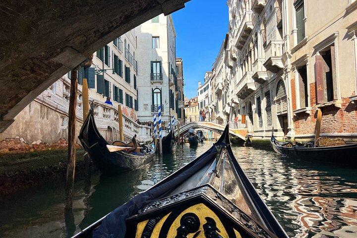 Romantic EN Gondola Tour in Venice - EN French Guide