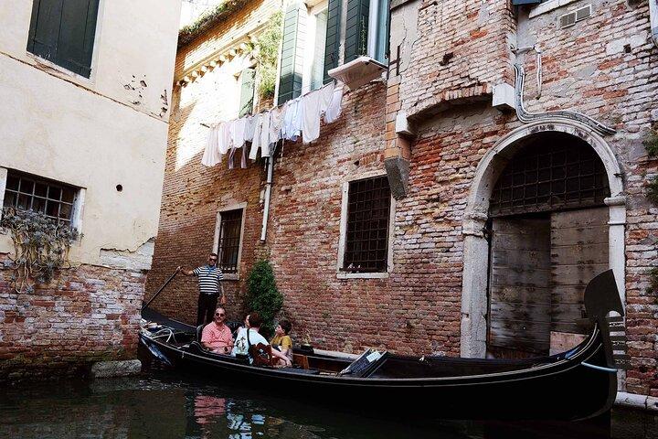 Romantic EN Gondola Tour in Venice - EN French Guide