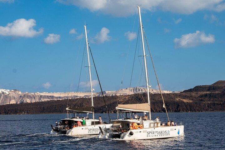 Santorini Classic Katamaran Kreuzfahrt mit Grill, Getränken und Transfers