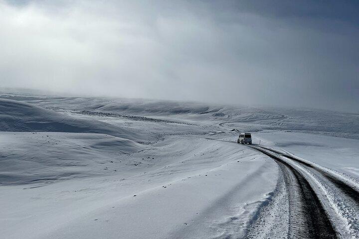 Excursion privée en 4x4 Golden Circle & Glacier Snowmobiling Iceland