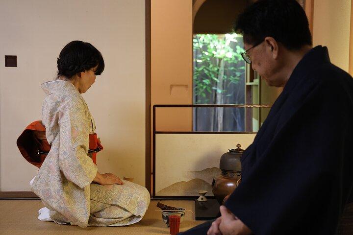 Cérémonie traditionnelle du thé Japonais au salon de thé privé du maître