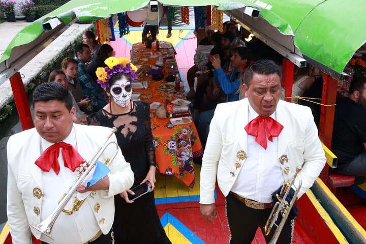 The real "Dia de muertos" tour in Mixquic + secret cemetery