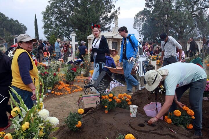 The real "Dia de muertos" tour in Mixquic + secret cemetery