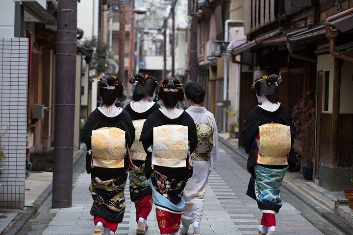 京都祇園小集団文化散歩 芸者の伝統を解説
