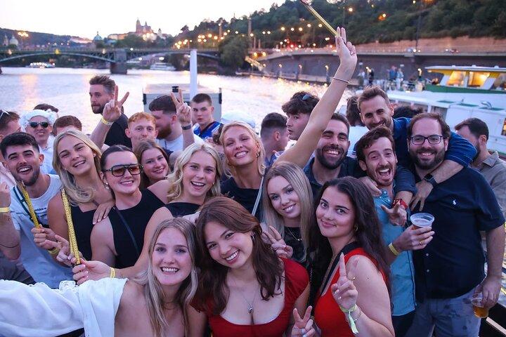 Prager Neujahrs VIP Boat Party Plus EPIC Club