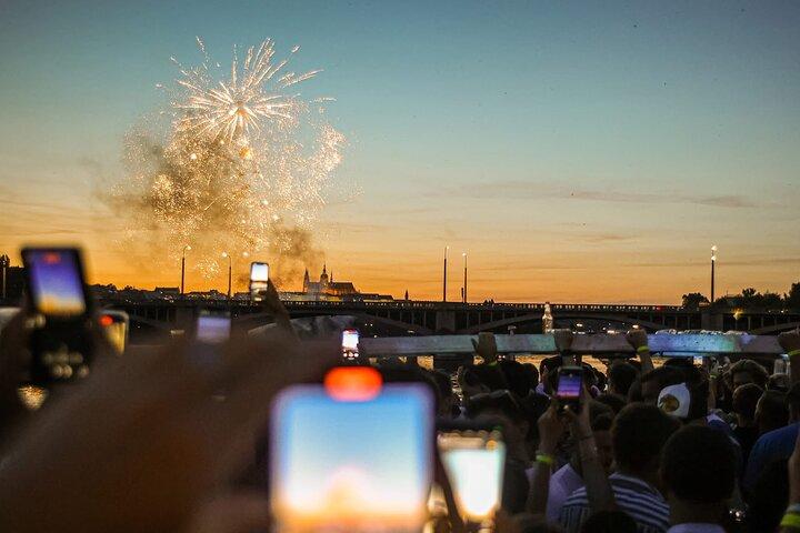 Prager Neujahrs VIP Boat Party Plus EPIC Club