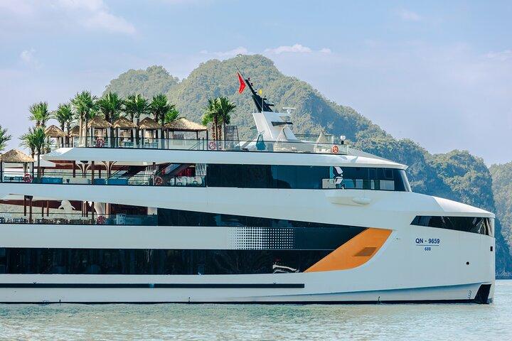 DOLPHIN HALONG CRUISE - De grootste dagcruise in Ha Long Bay