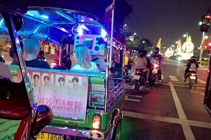 バンコクプライベートトゥクトゥクナイトツアー：ストリートフード＆隠れた名所
