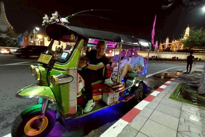 バンコクナイトトゥクトゥクツアー：屋台料理,隠れ家＆ホテルピックアップ