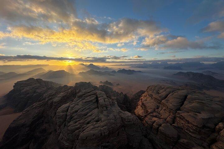 Wadi Rum Sunrise Paseo en globo aerostático con hospitalidad beduina