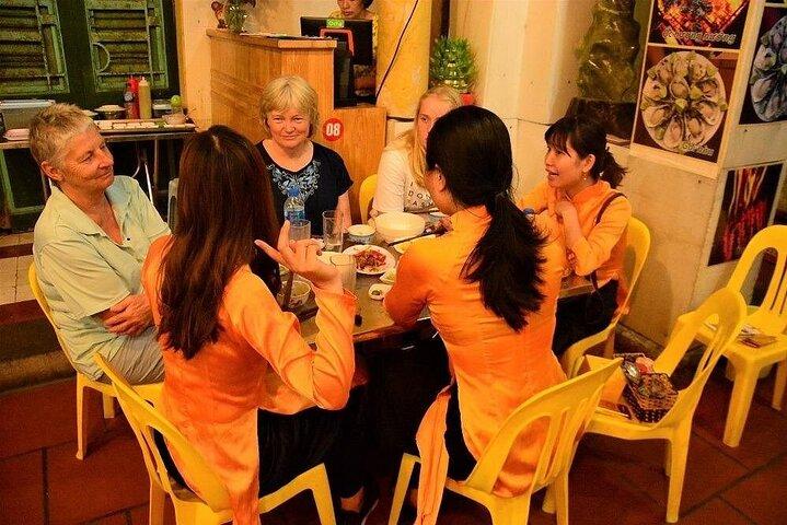 Vrouwen aangedreven Motor Food Tour Hanoi bij nacht