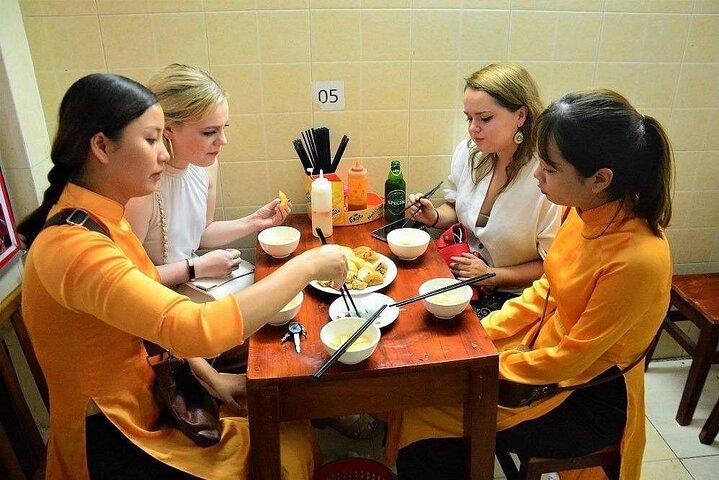 Vrouwen aangedreven Motor Food Tour Hanoi bij nacht