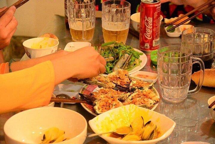 Vrouwen aangedreven Motor Food Tour Hanoi bij nacht