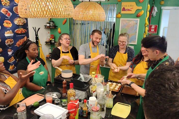 Hands-on Cooking Class em Rio: Iconic Street Foods & Caipirinhas