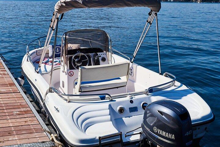 Self Drive Boat Comomeer - Geen vaarbewijs - Zonnescherm - 7ppl