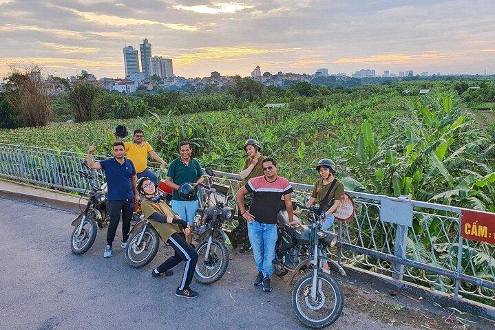 ビンテージバイクで行くハノイの食と文化ツアー