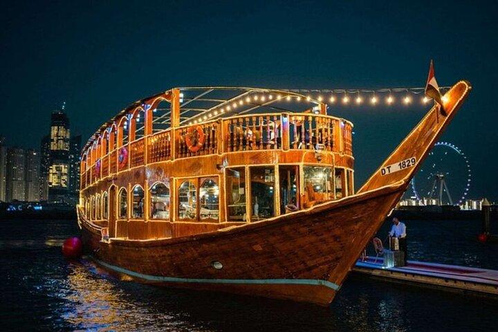 Doha : Dîner traditionnel en croisière avec buffet barbecue et transferts