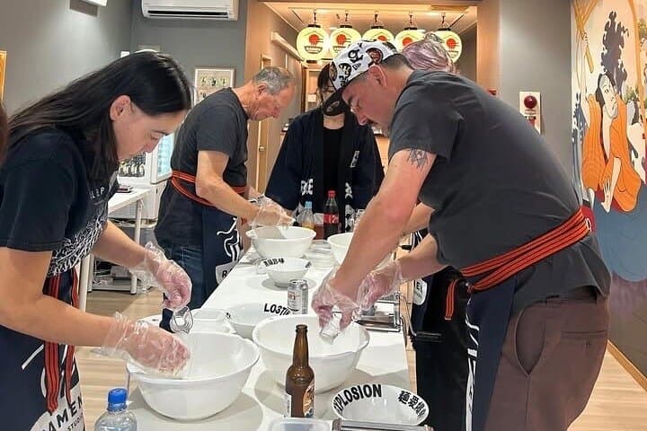 Ramen-Making Experience in the Osaka Castle Area with Souvenir