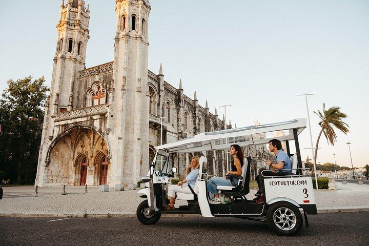 Tour de bienvenida a Lisboa en Eco Tuk Tuk privado con un local